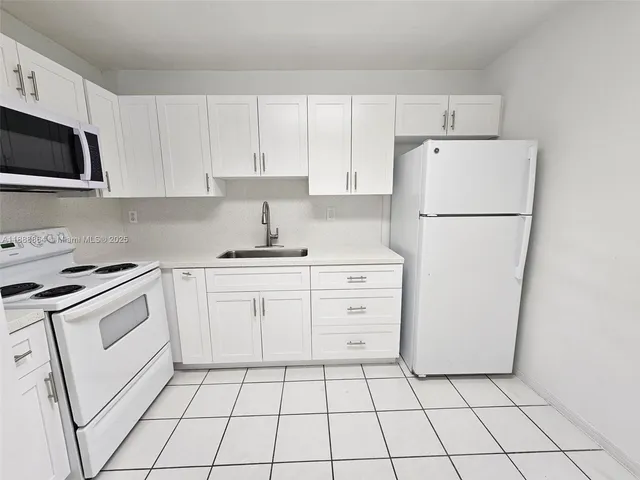 $1,900 | 6961 West 14th Court, Unit 204, Hialeah, FL 33014