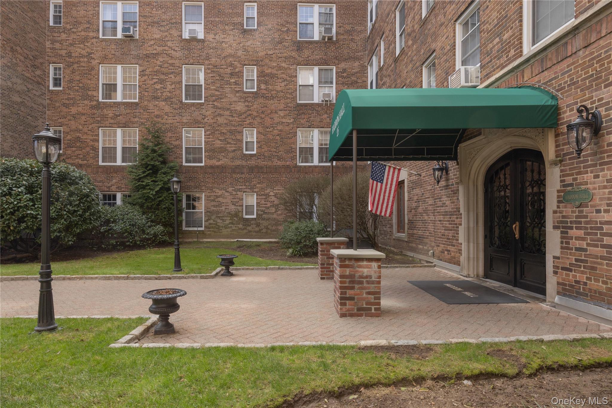 25 Parkview Avenue, Unit 2K Bronxville, NY 10708 - Photo 4 of 26 a view of a building with a yard