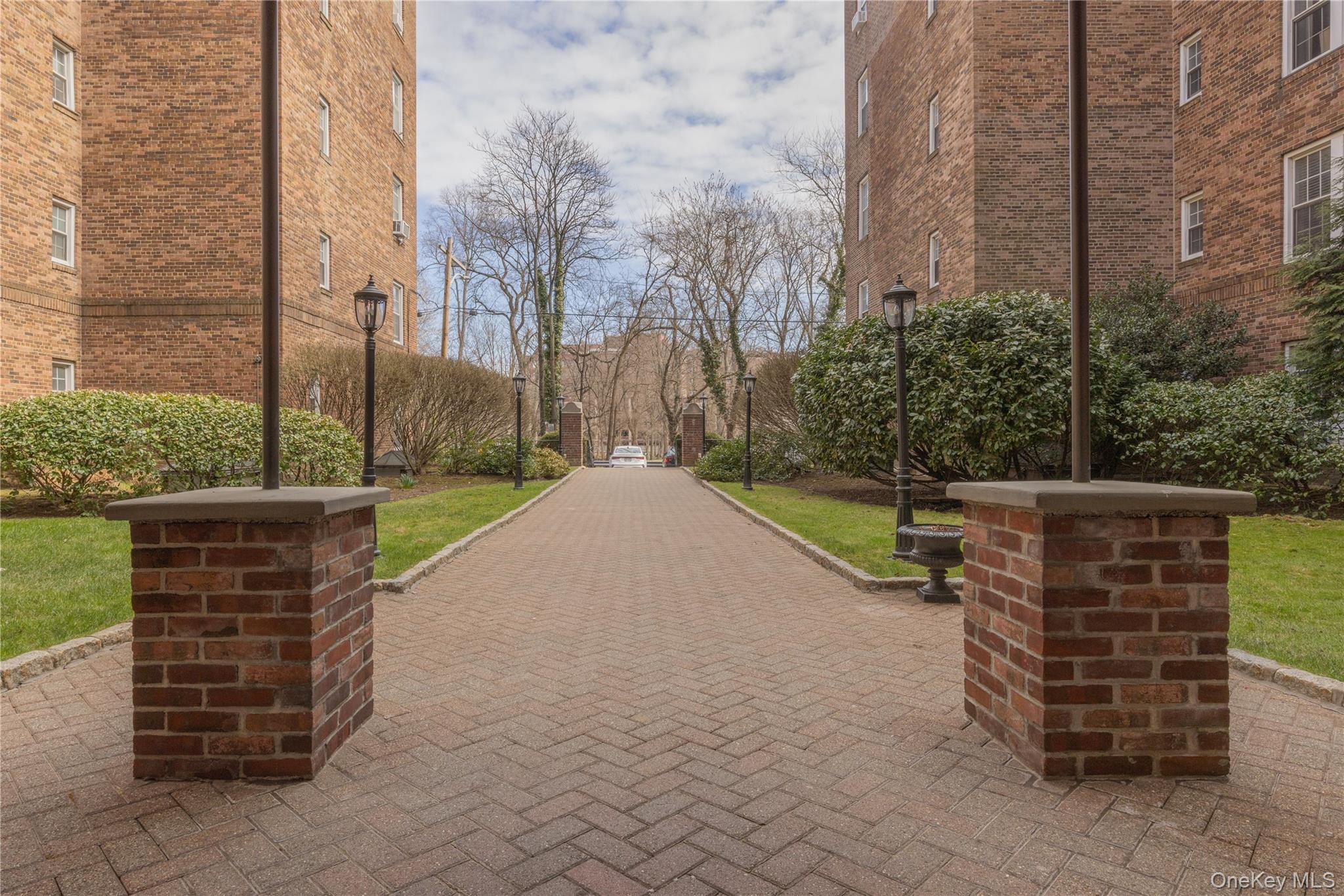 25 Parkview Avenue, Unit 2K Bronxville, NY 10708 - Photo 6 of 26 a view of a terrace with a garden