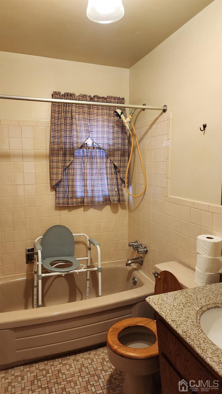 20 Middlesex Avenue Edison, NJ 08820 - Photo 12 of 28 a bathroom with a sink and a mirror