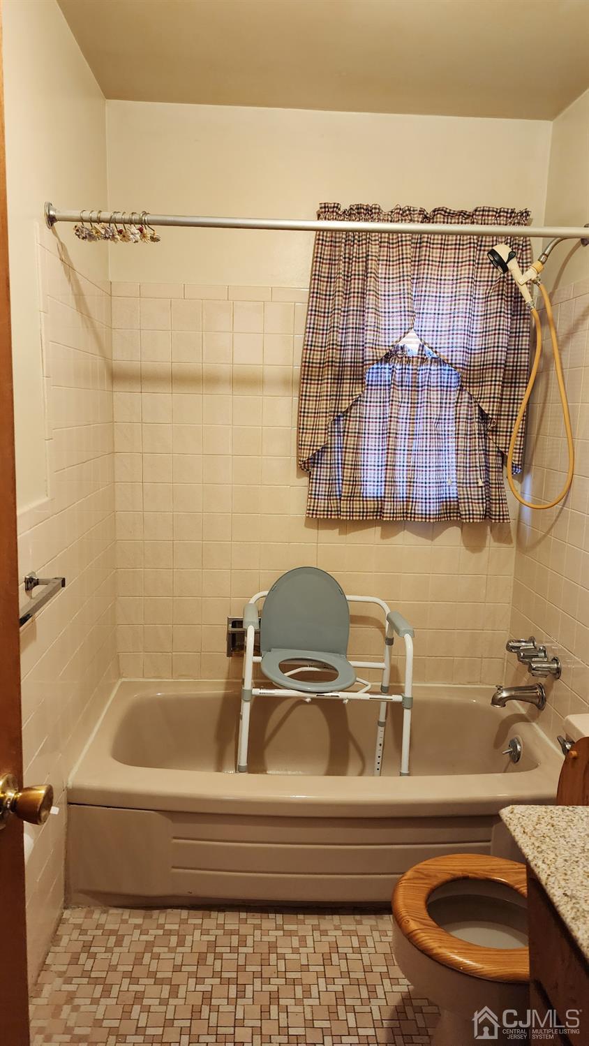 20 Middlesex Avenue Edison, NJ 08820 - Photo 13 of 28 a bathroom with a sink and a bathtub