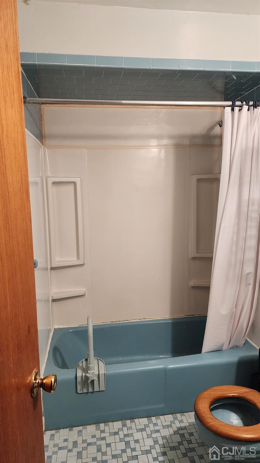 20 Middlesex Avenue Edison, NJ 08820 - Photo 9 of 28 a bathroom with a sink and a mirror