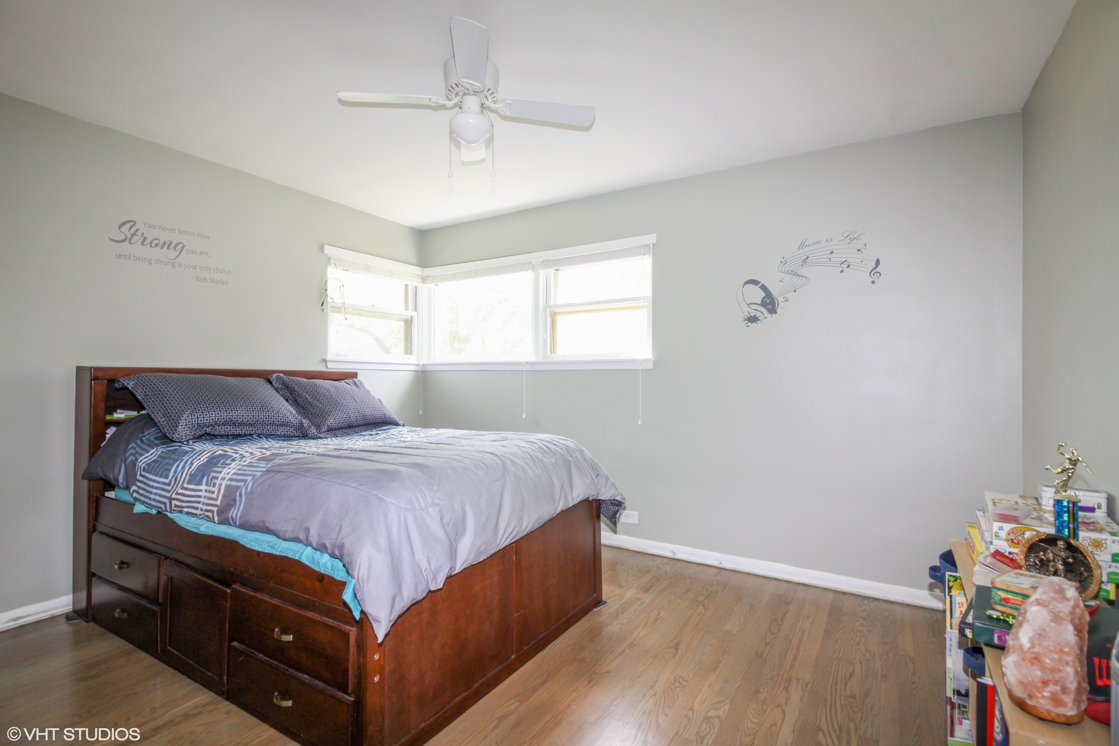 244 Glendale Road Glenview, IL 60025 - Photo 13 of 25 a bedroom with a bed and a dresser