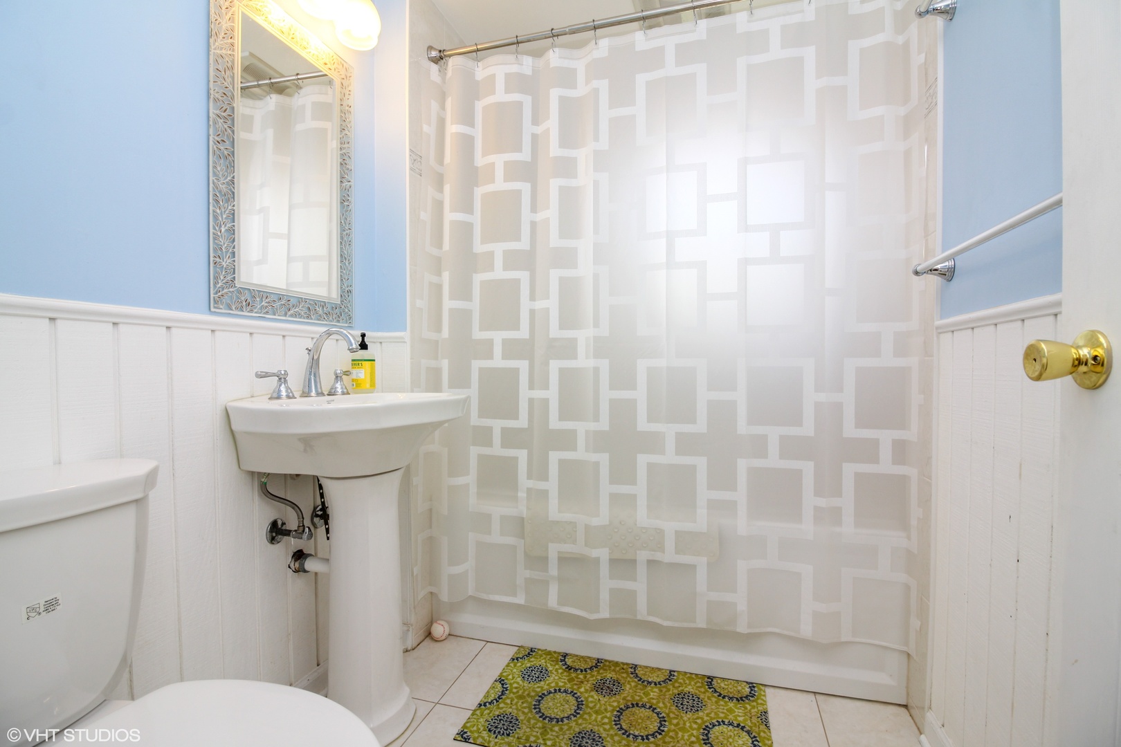 244 Glendale Road Glenview, IL 60025 - Photo 15 of 25 a bathroom with a sink and toilet