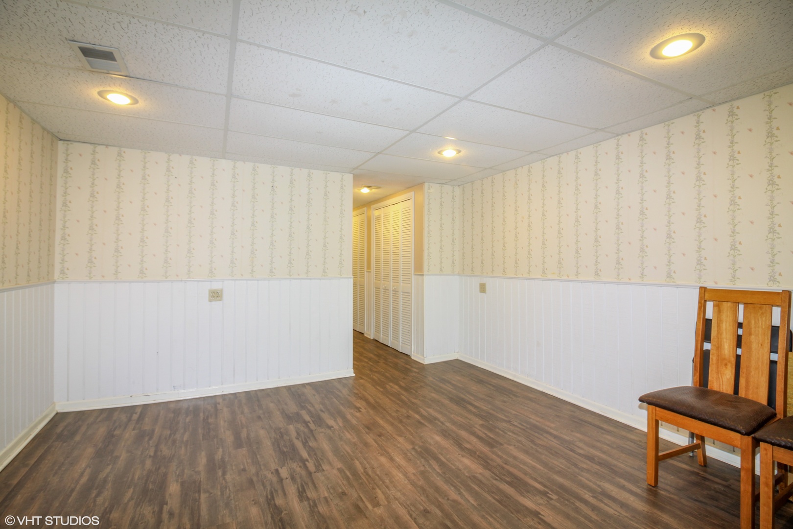 244 Glendale Road Glenview, IL 60025 - Photo 16 of 25 an empty room with wooden floor and windows