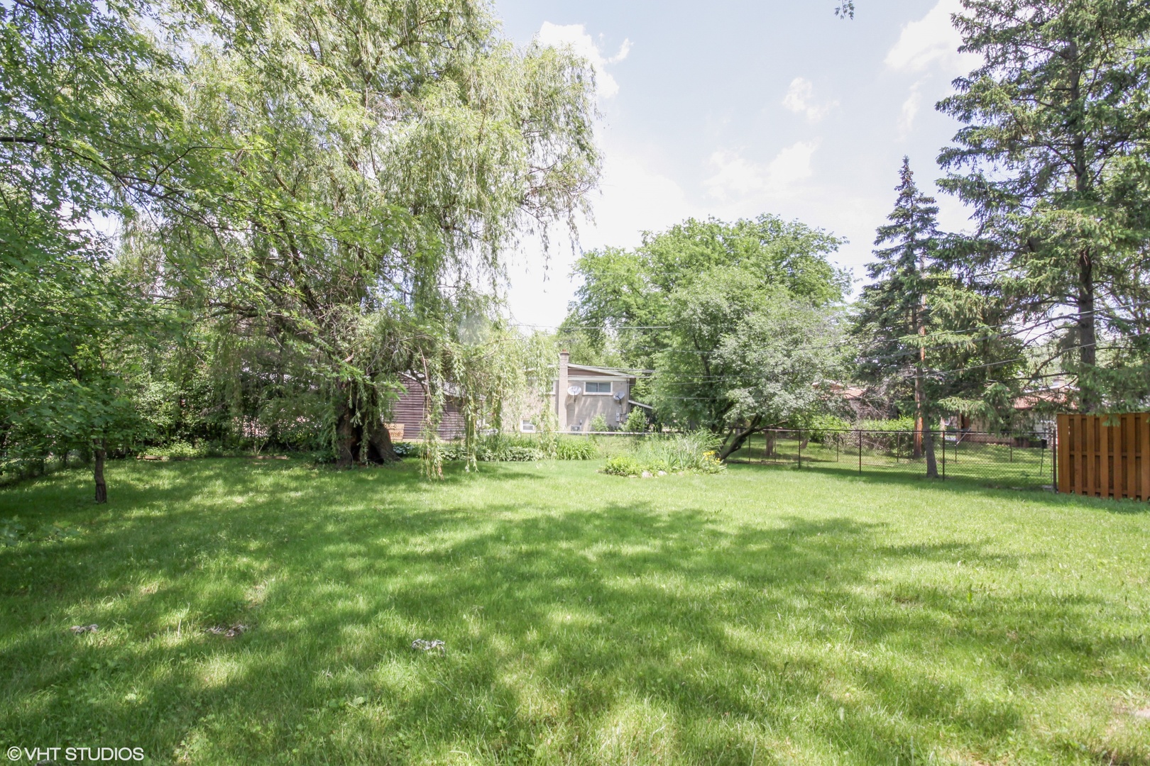 244 Glendale Road Glenview, IL 60025 - Photo 22 of 25 a backyard of a house with lots of green space