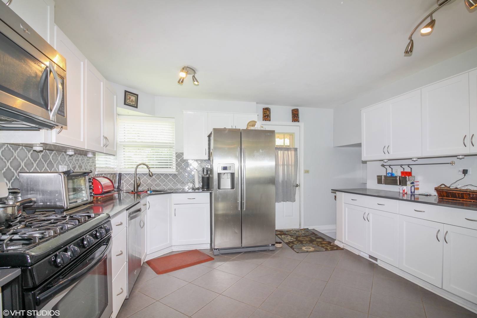 244 Glendale Road Glenview, IL 60025 - Photo 9 of 25 a kitchen with stainless steel appliances granite countertop a sink a stove a refrigerator and cabinets