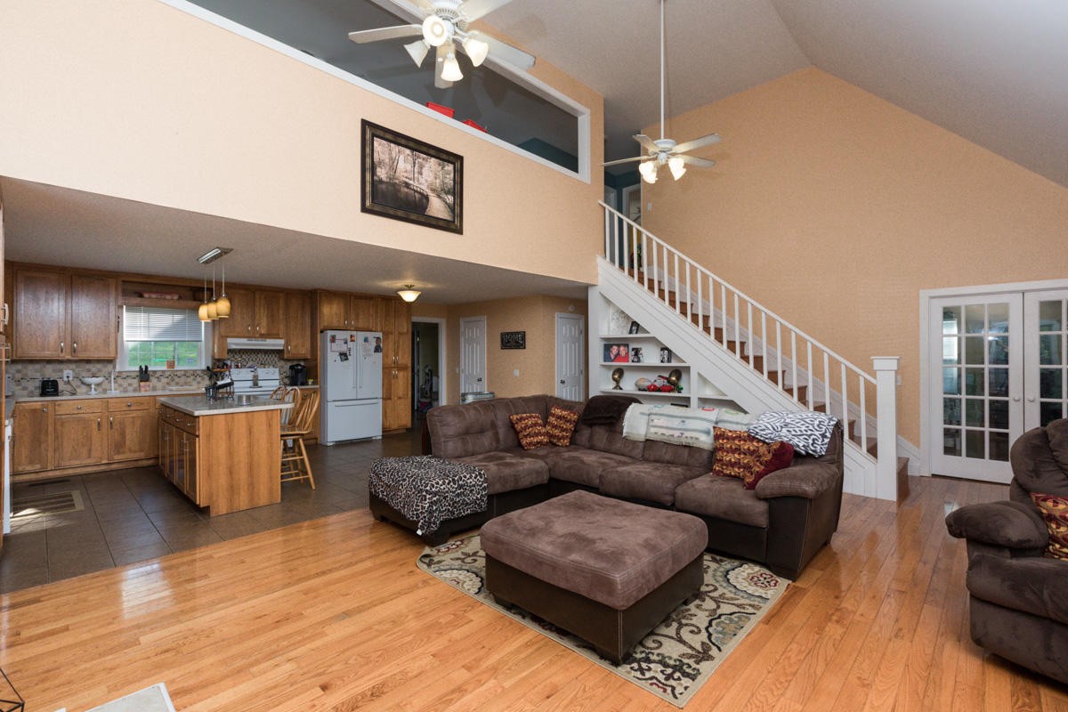 313 Gage Road Philadelphia, TN 37846 - Photo 5 of 21 a living room with furniture and kitchen view