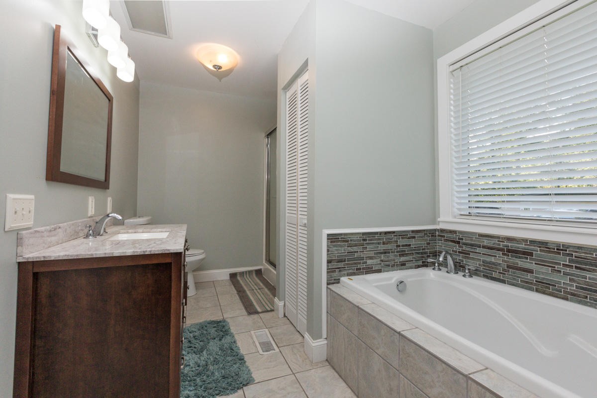 313 Gage Road Philadelphia, TN 37846 - Photo 10 of 21 a bathroom with a bathtub and a sink