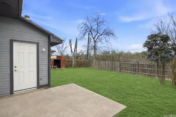 a view of a backyard