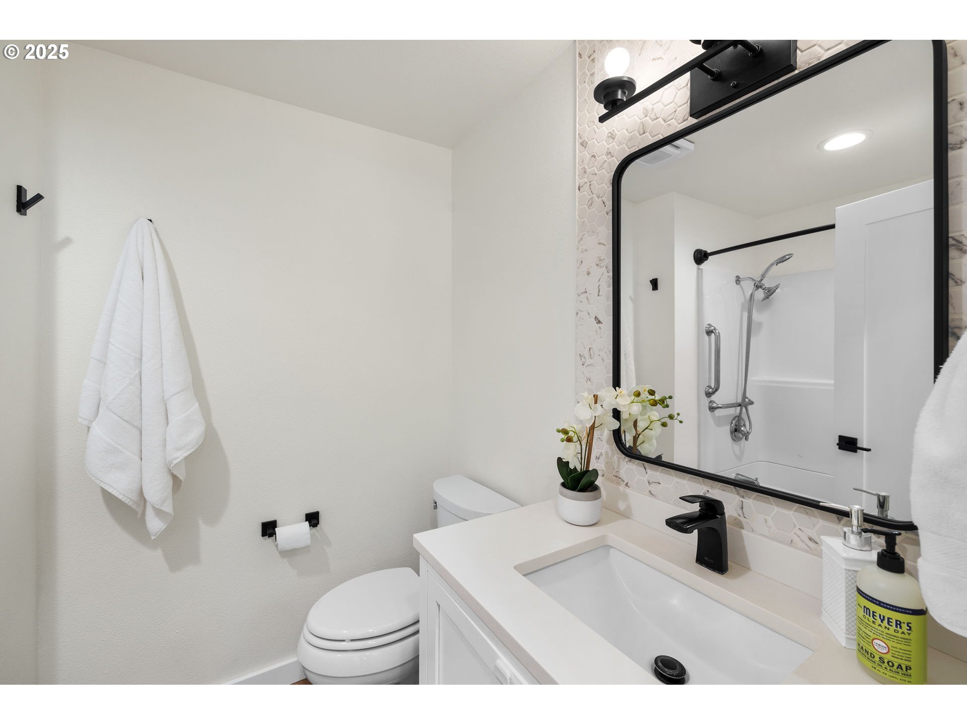 1905 Springbrook Way Newberg, OR 97132 - Photo 15 of 29 a bathroom with a sink and a mirror