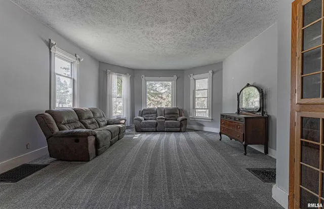 $189,900 | 330 Water Street, Lincoln, IL 62656