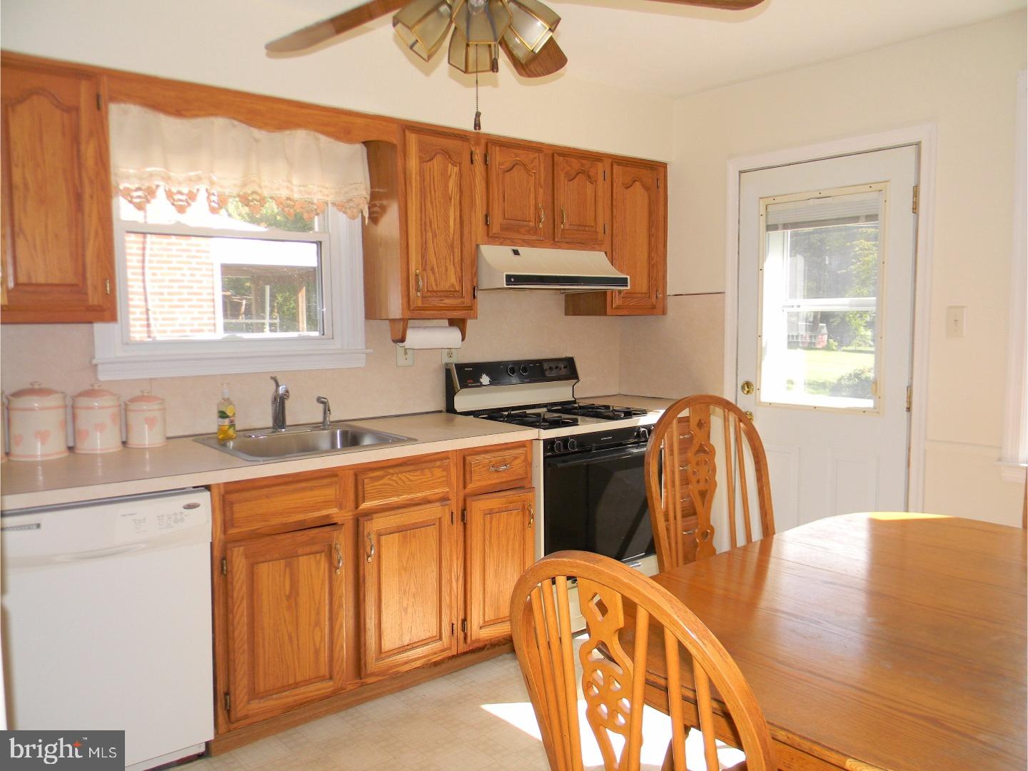 41 South Malin Road Broomall, PA 19008 - Photo 4 of 14 Gallery Image 4