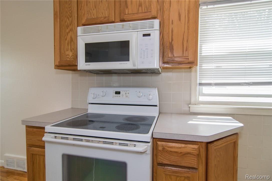3083 Cumberland Road Berkley, MI 48072 - Photo 9 of 42 DSC_1814.jpg