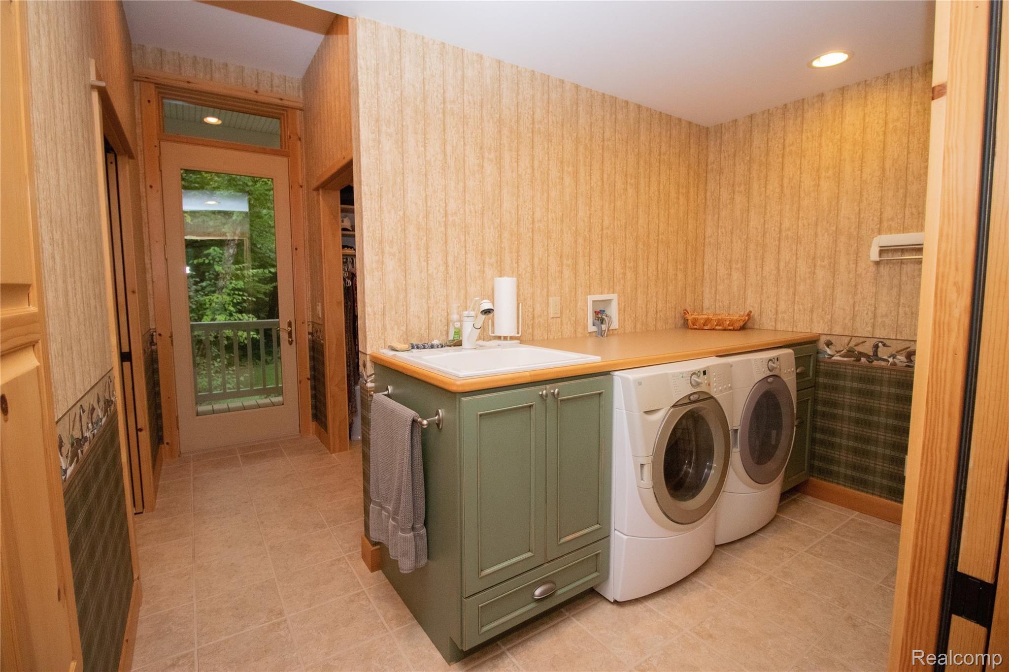 7488 Crofoot Road Fowlerville, MI 48836 - Photo 19 of 45 7488 crofoot - laundry.jpg