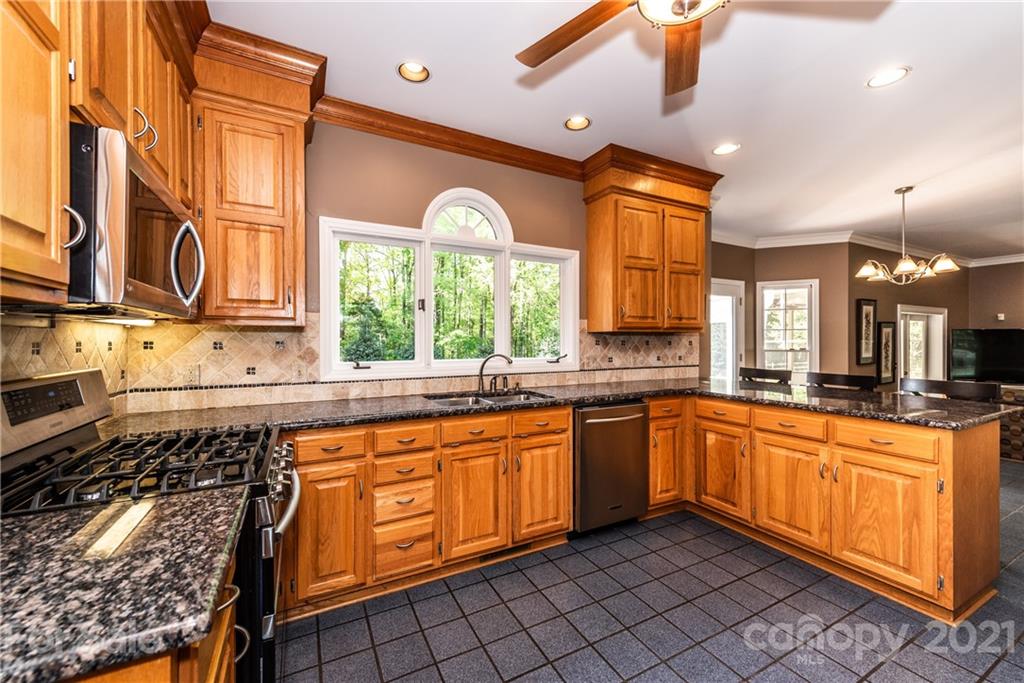 9415 Hood Road Charlotte, NC 28215 - Photo 9 of 48 Gallery Image 9