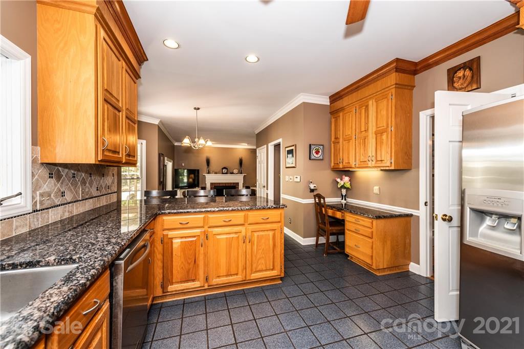 9415 Hood Road Charlotte, NC 28215 - Photo 10 of 48 Gallery Image 10