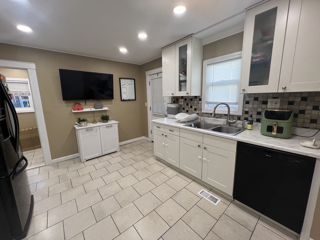 7 Gloucester Road Worcester, MA 01607 - Photo 6 of 37