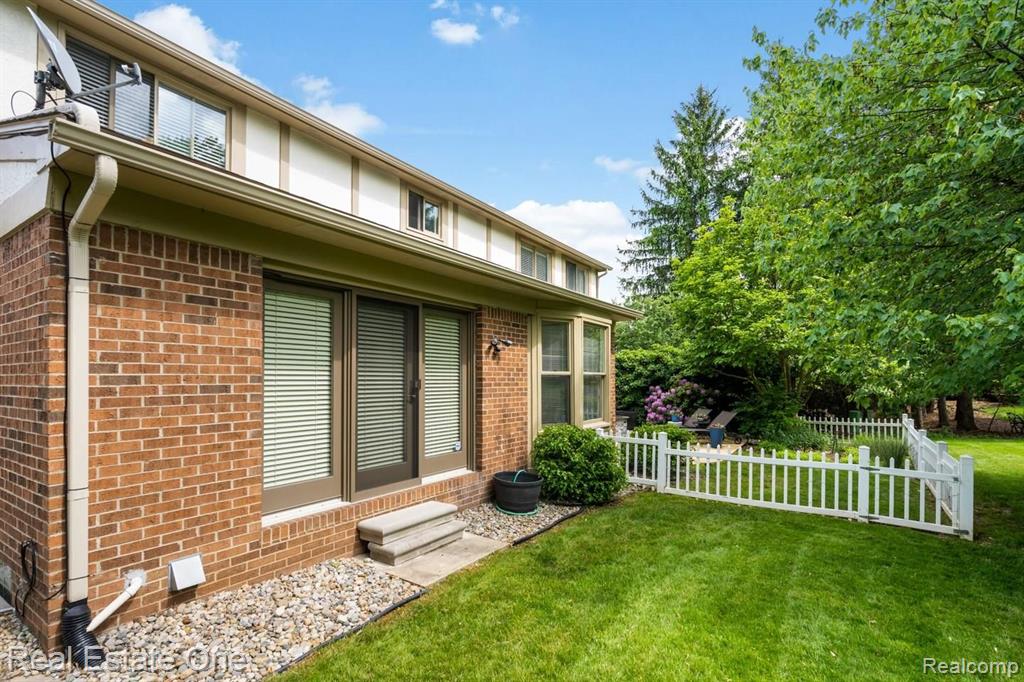 1081 Hathaway Rising Rochester Hills, MI 48306 - Photo 23 of 43