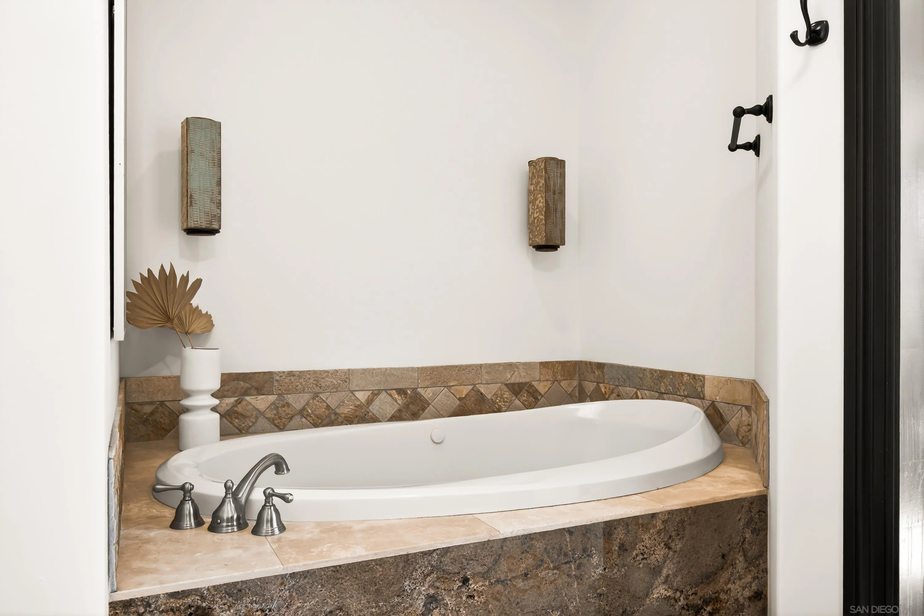 8022 Wesley Road Joshua Tree, CA 92252 - Photo 20 of 69 a bathroom with a bathtub and mirror