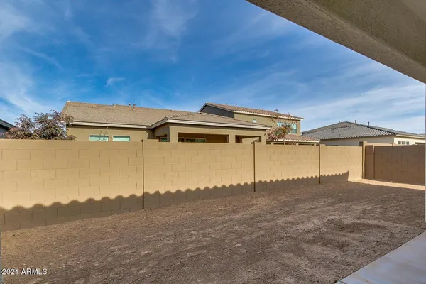 a view of a backyard