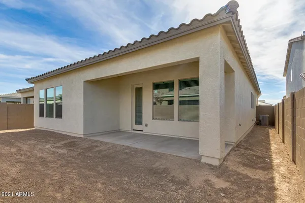 a view of an house with backyard