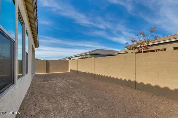 a view of a backyard