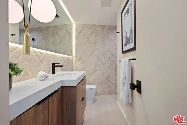 $8,500 | 2354 Riverside Drive, Los Angeles, CA 90039