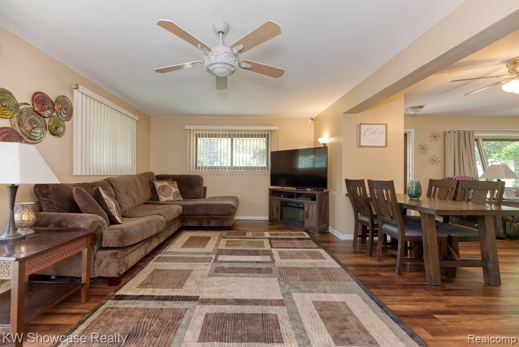 41040 West 10 Mile Road Novi, MI 48375 - Photo 6 of 27 Huge Family Room