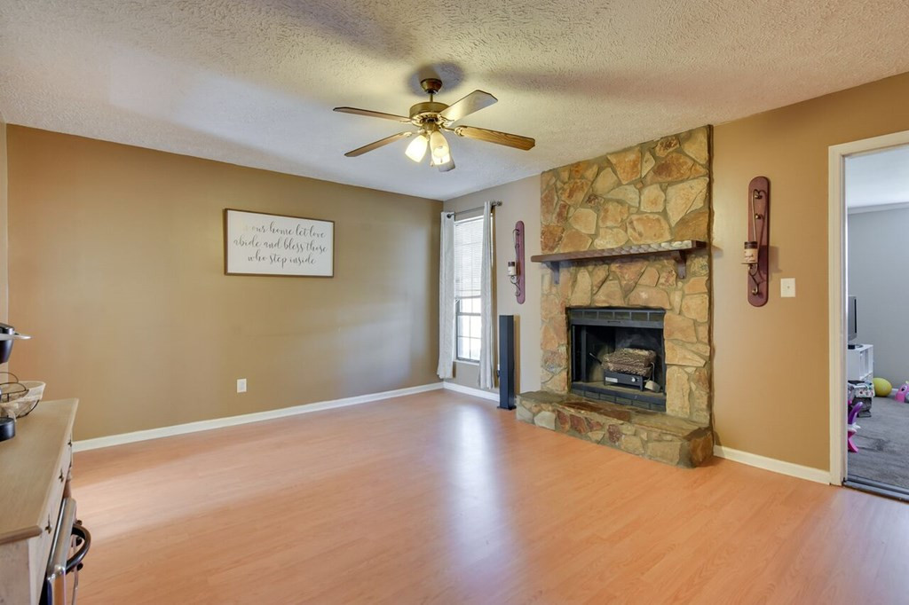 340 Blanchard Road North Augusta, SC 29841 - Photo 7 of 33 Living Room w/ Fireplace