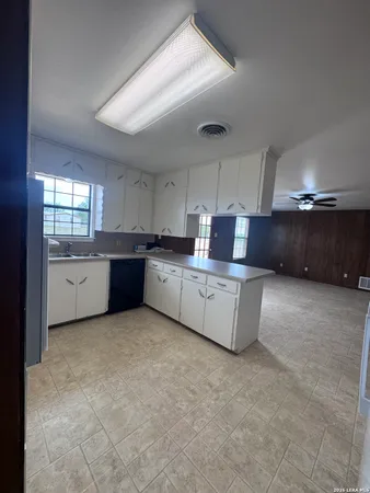 $2,200 | 899 Farm To Market 1346, La Vernia, TX 78121