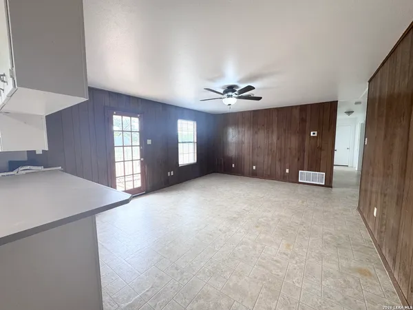 $2,200 | 899 Farm To Market 1346, La Vernia, TX 78121