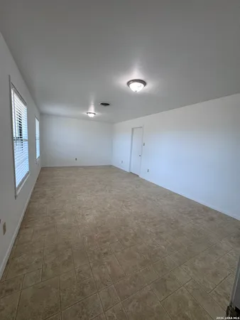 $2,200 | 899 Farm To Market 1346, La Vernia, TX 78121