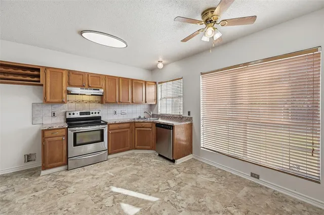 $252,500 | 1504 Creek Bank Lane, Arlington, TX 76014