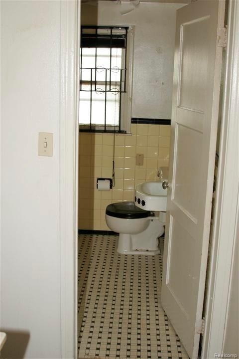 19507 Meyers Road Detroit, MI 48235 - Photo 14 of 24 19507 Meyers Bathrom (2).JPG