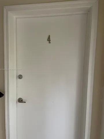 $1,800 | 815 West 40th Street, Unit 4, Miami Beach, FL 33140