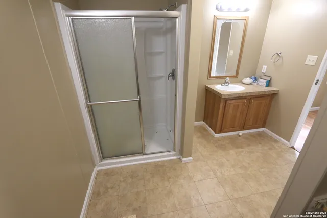 $1,650 | 221 Lost Trail Drive, La Vernia, TX 78121