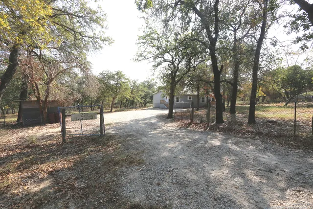 $1,650 | 221 Lost Trail Drive, La Vernia, TX 78121