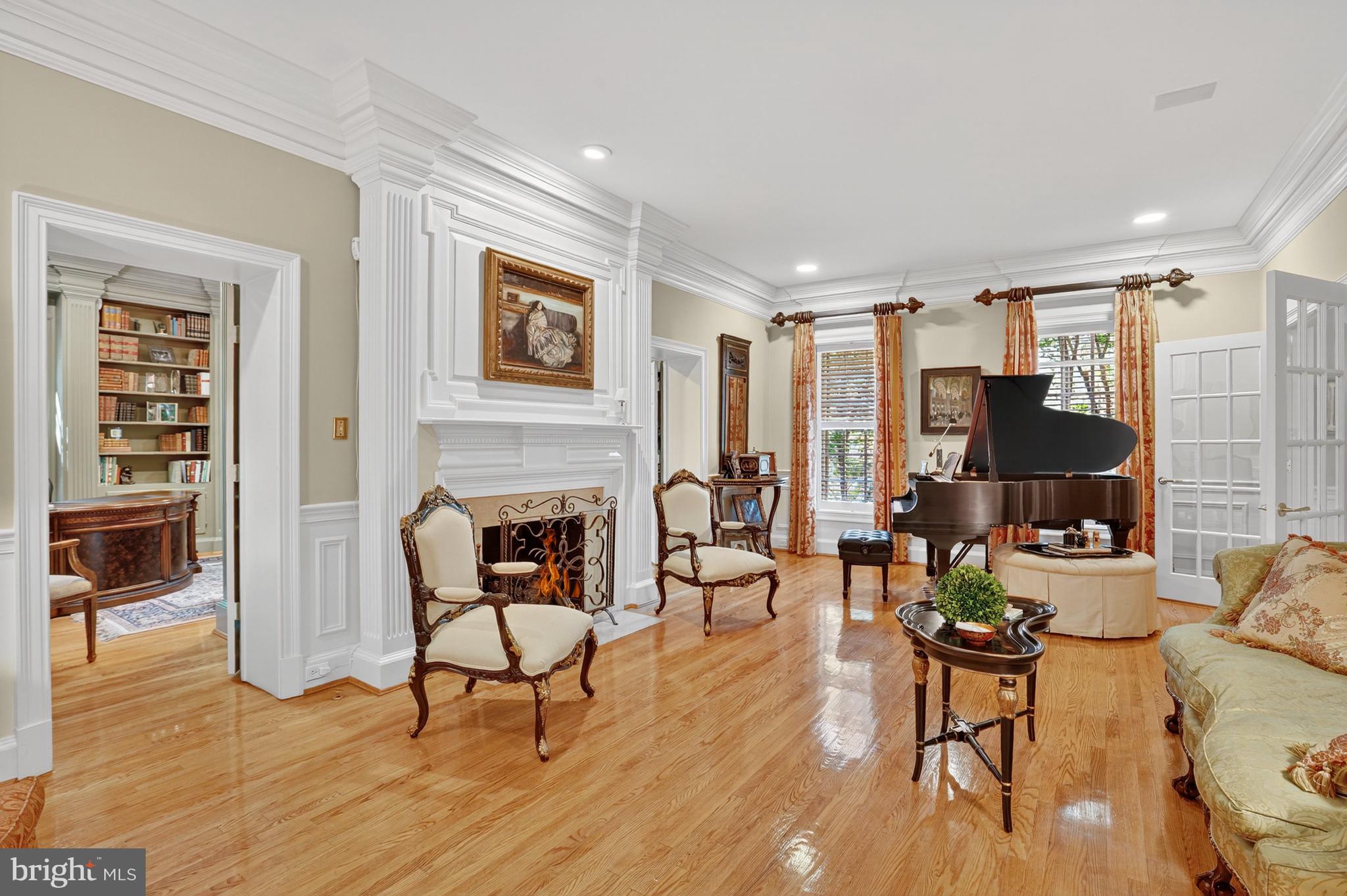 921 Towlston Road McLean, VA 22102 - Photo 5 of 42 Living Room