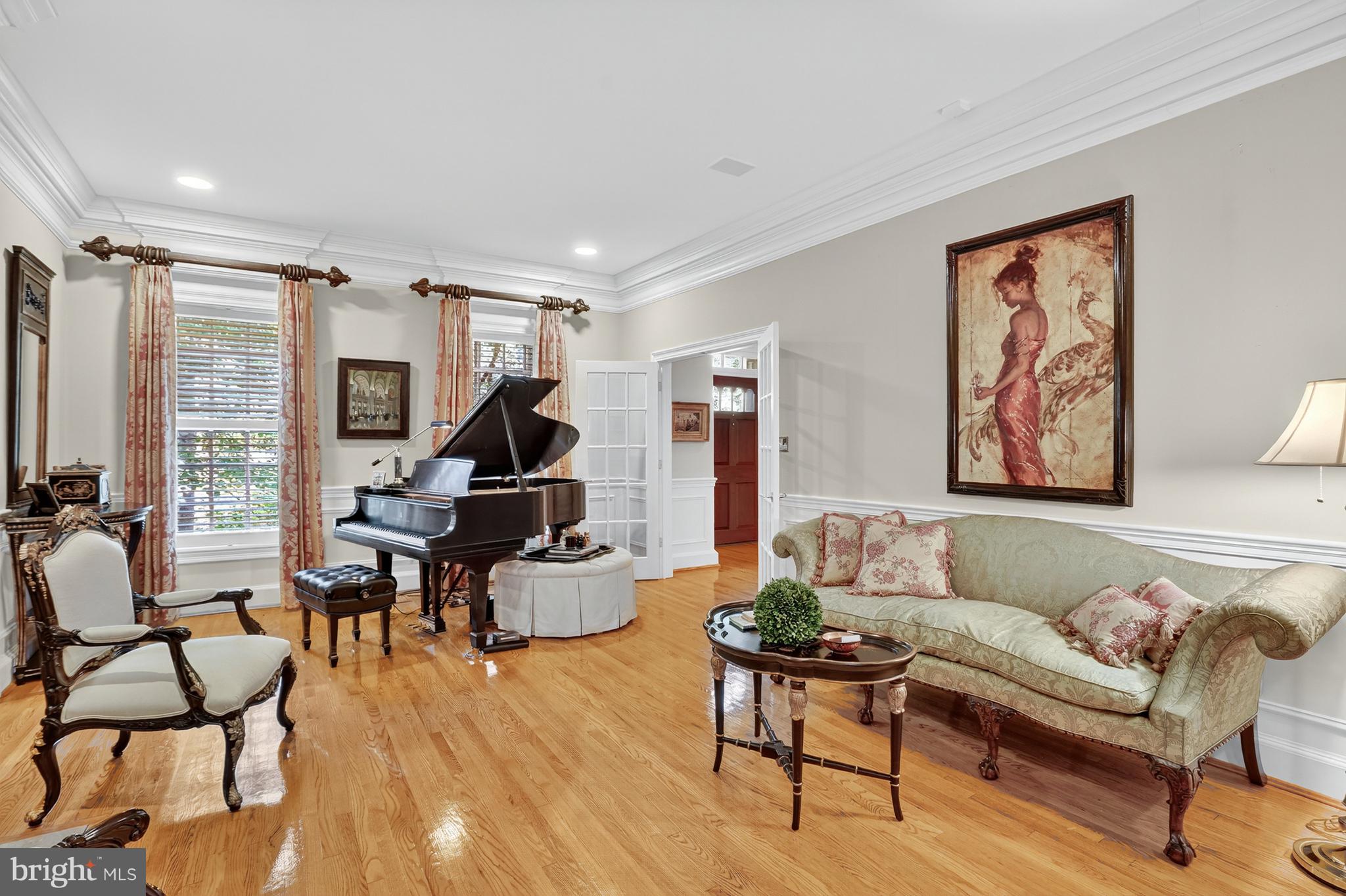 921 Towlston Road McLean, VA 22102 - Photo 6 of 42 Living Room
