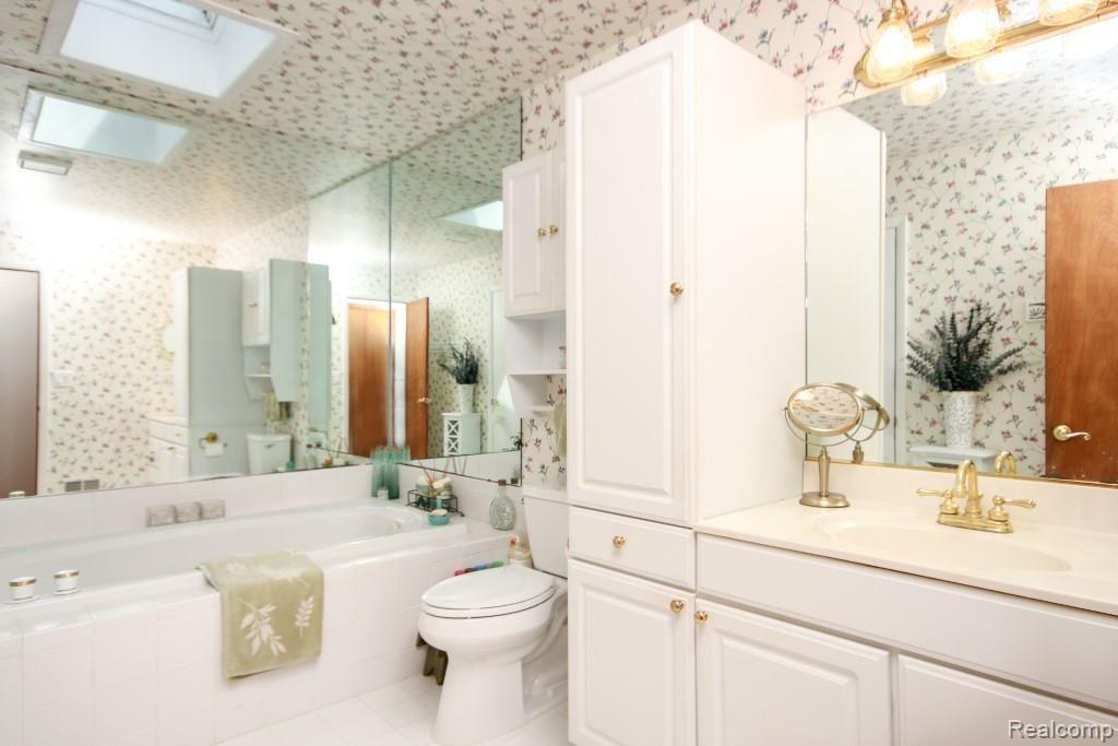 11357 Mcgregor Road Pinckney, MI 48169 - Photo 28 of 56 25 11357 McGregor MAIN BATHROOM (43 of 56) (Custom).jpg