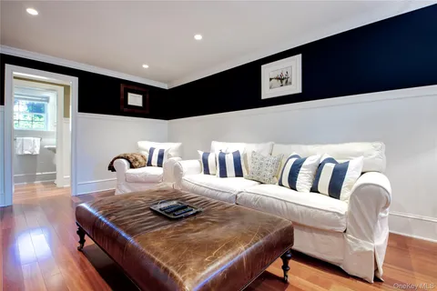 a picture of a bench in room