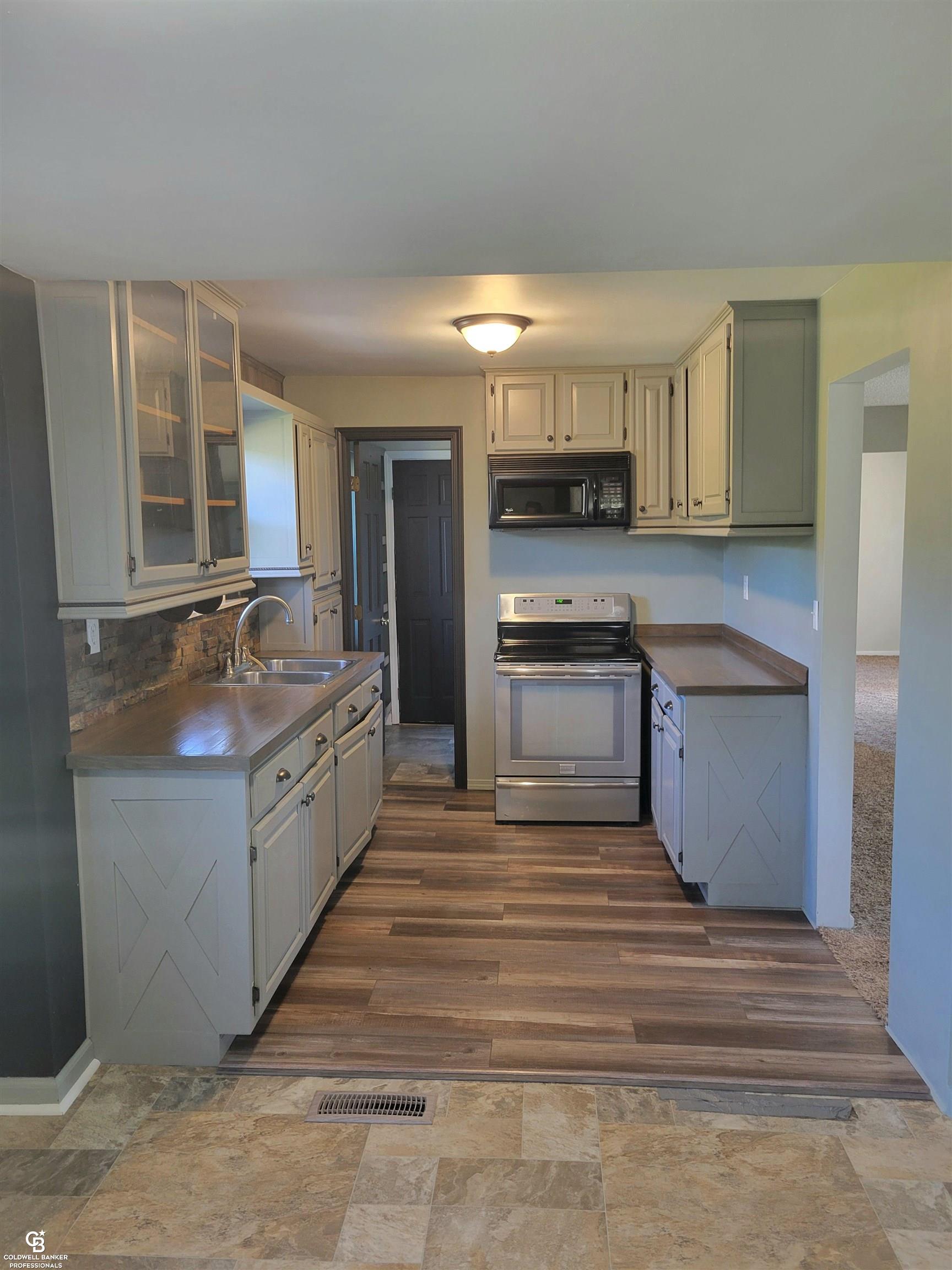 8191 Duquette Road Yale, MI 48097 - Photo 8 of 35 50158823-fb401671-ee1e-4124-a79a-1c0a89ff3dba.JPG