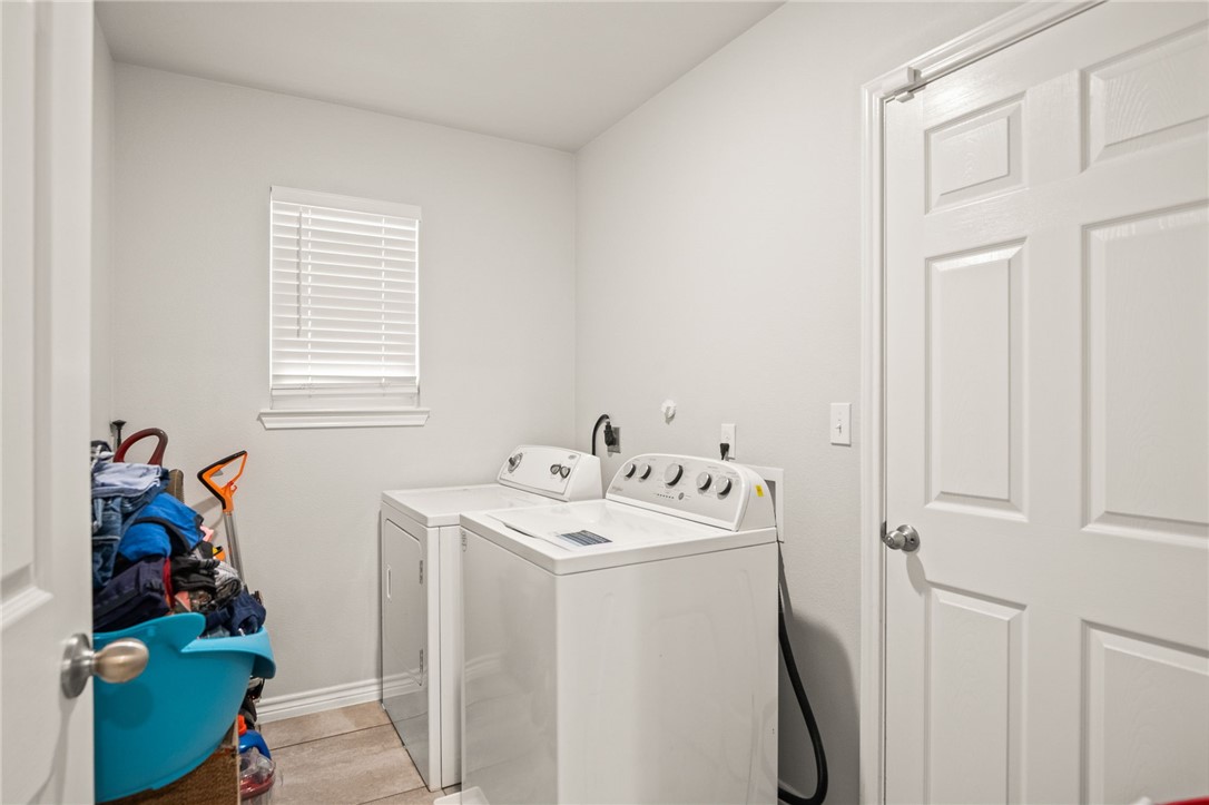 6718 Breeann Street Corpus Christi, TX 78413 - Photo 20 of 22 a utility room with dryer and washer