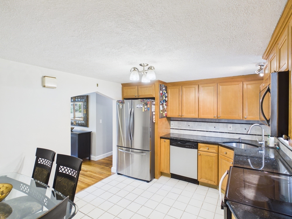 41 Essex Road Sharon, MA 02067 - Photo 8 of 42