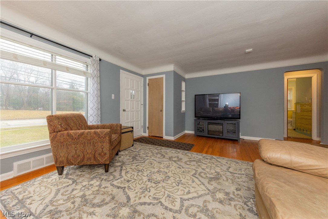 944 Richmond Road Cleveland, OH 44124 - Photo 4 of 32