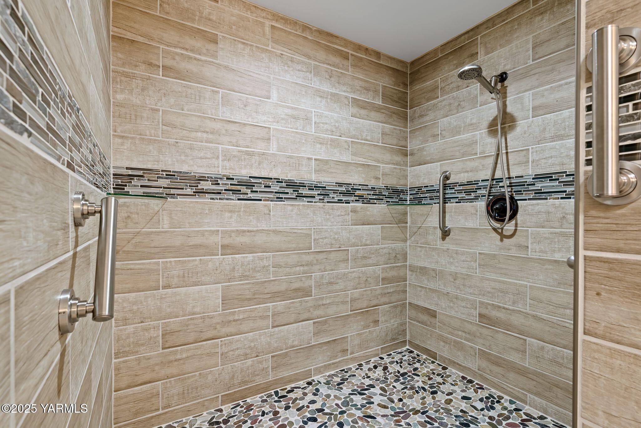 2005 Jennifer Drive Granger, WA 98932 - Photo 20 of 26 a bathroom with a shower