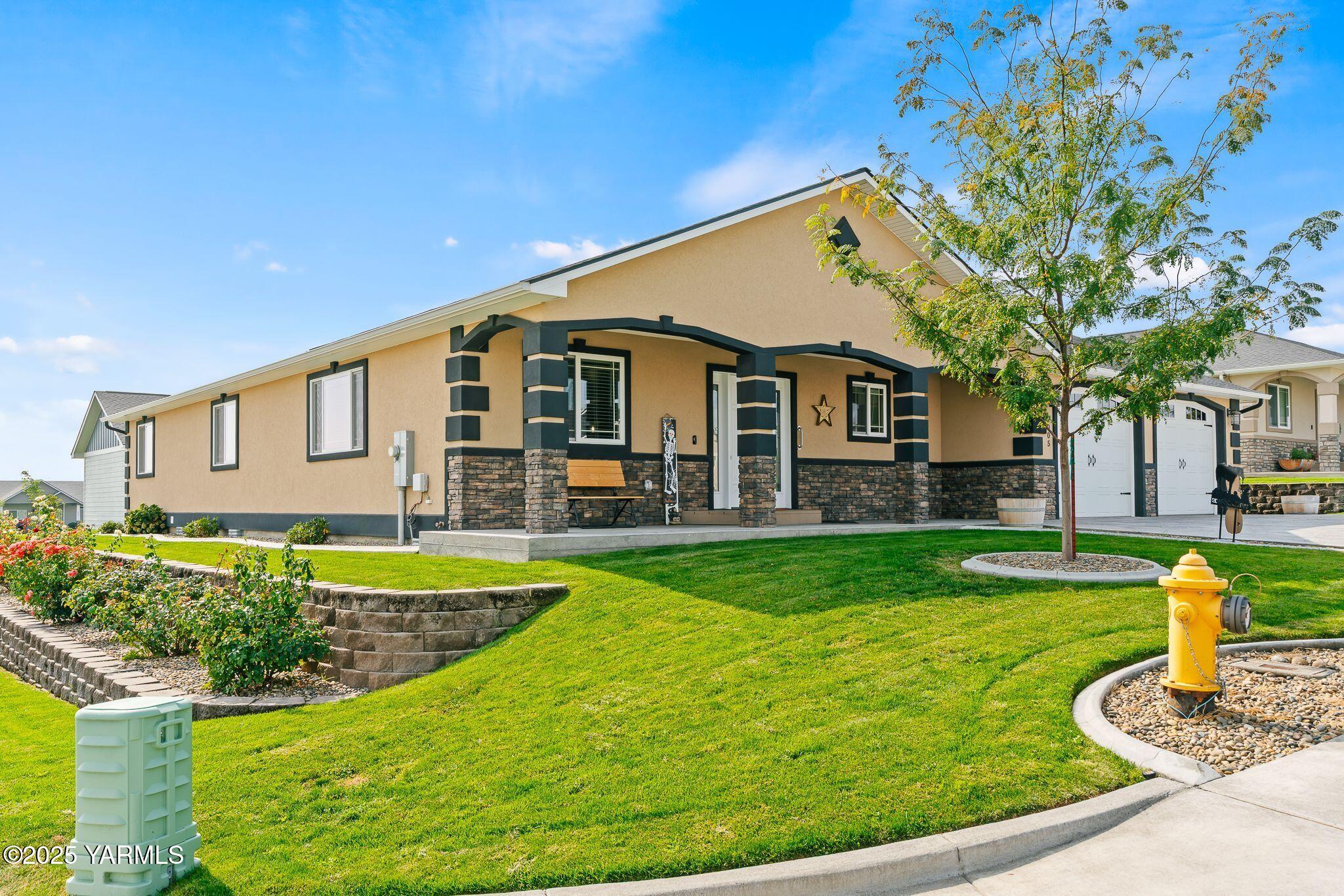 2005 Jennifer Drive Granger, WA 98932 - Photo 2 of 26 a front view of a house with garden