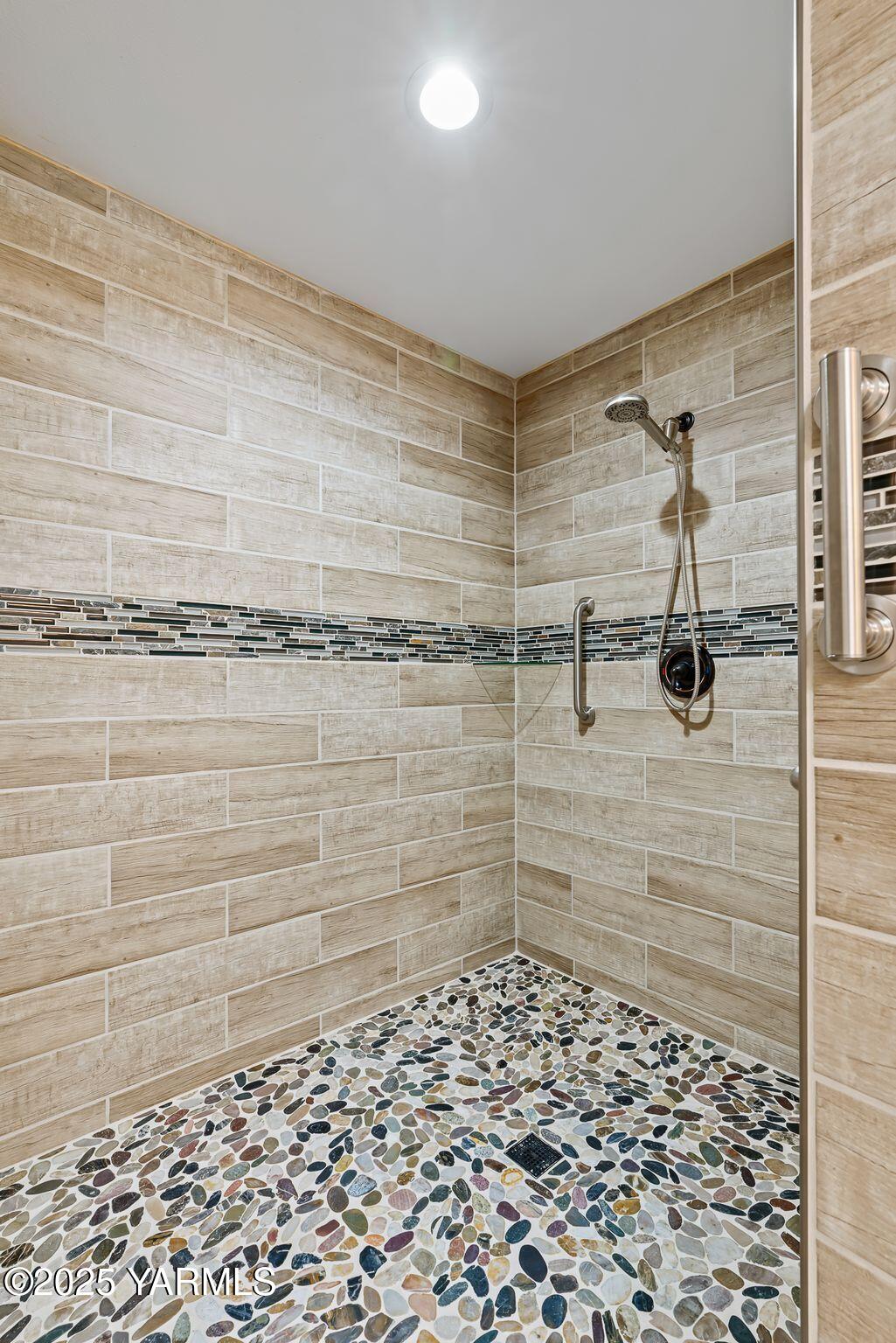 2005 Jennifer Drive Granger, WA 98932 - Photo 21 of 26 a bathroom with a shower