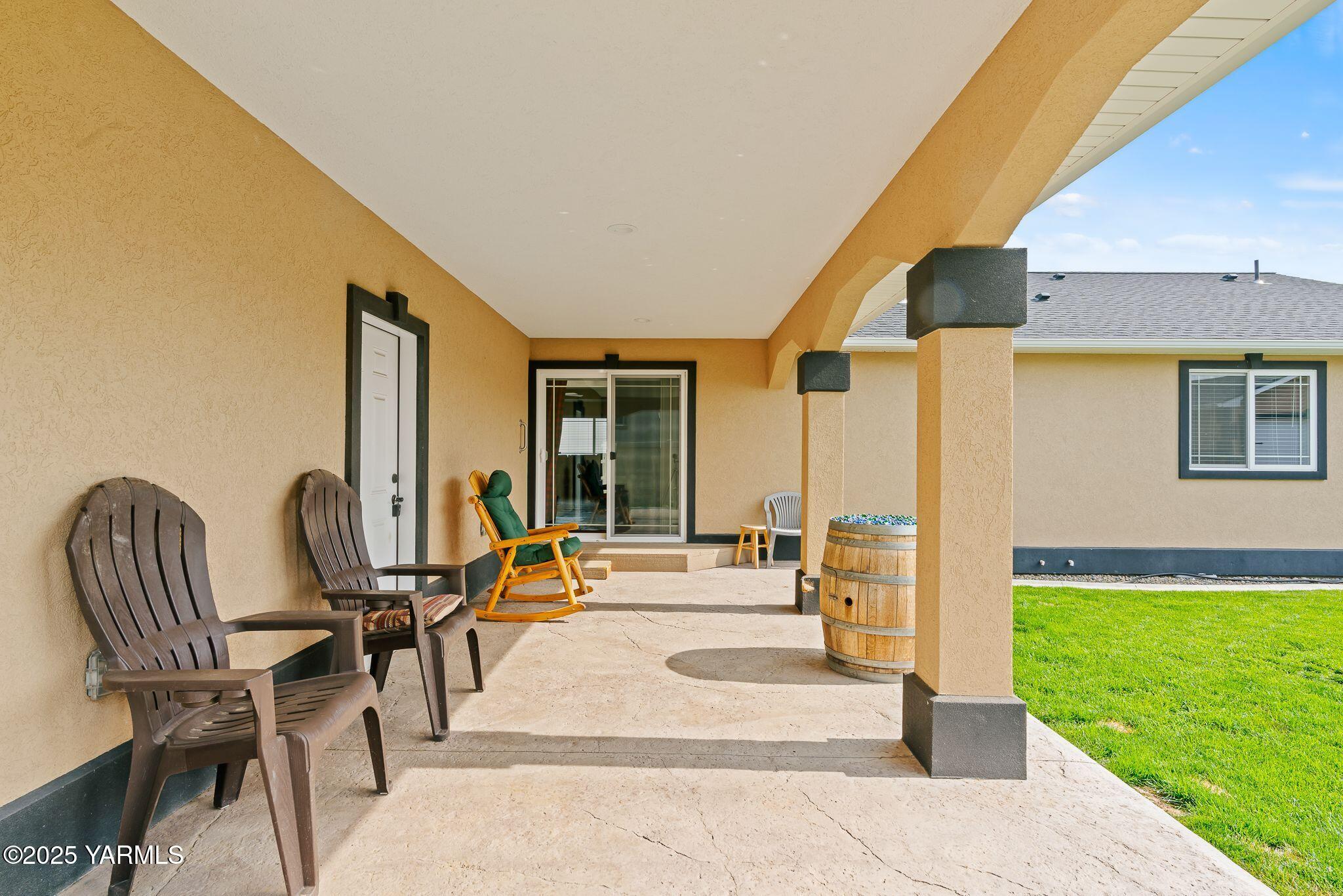 2005 Jennifer Drive Granger, WA 98932 - Photo 23 of 26 a view of living room with patio furniture and garden